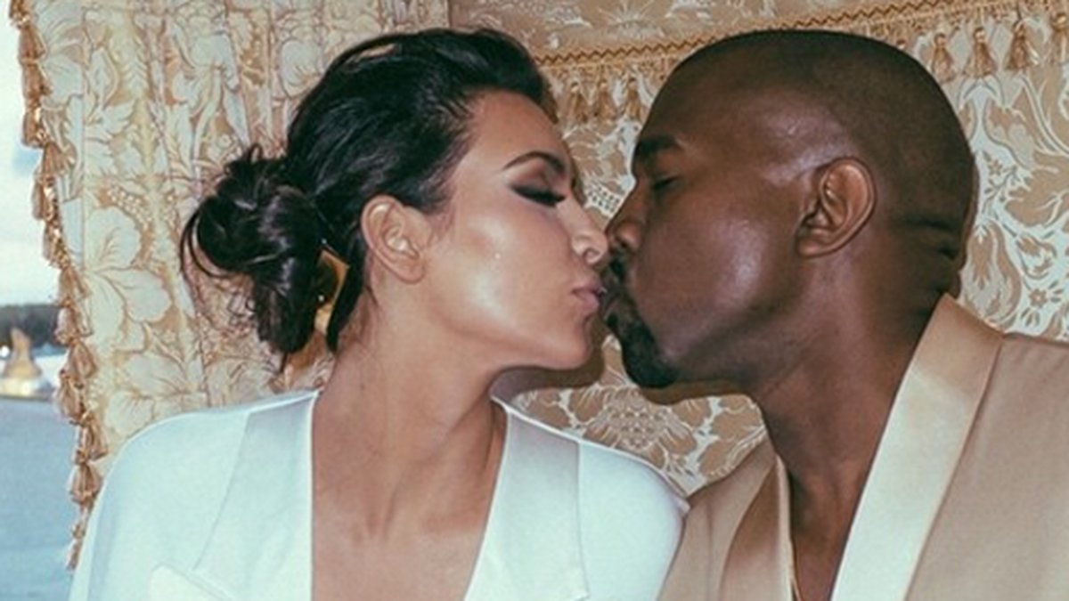 Kim och Kanye möts i en ljuv kyss.